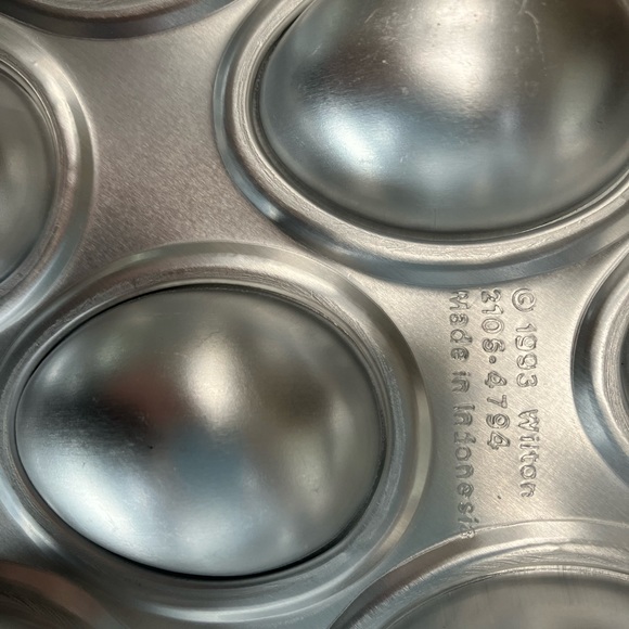 Wilton bakeware bundle! All new, never used- had great intentions! Wilton ! - Picture 4 of 5